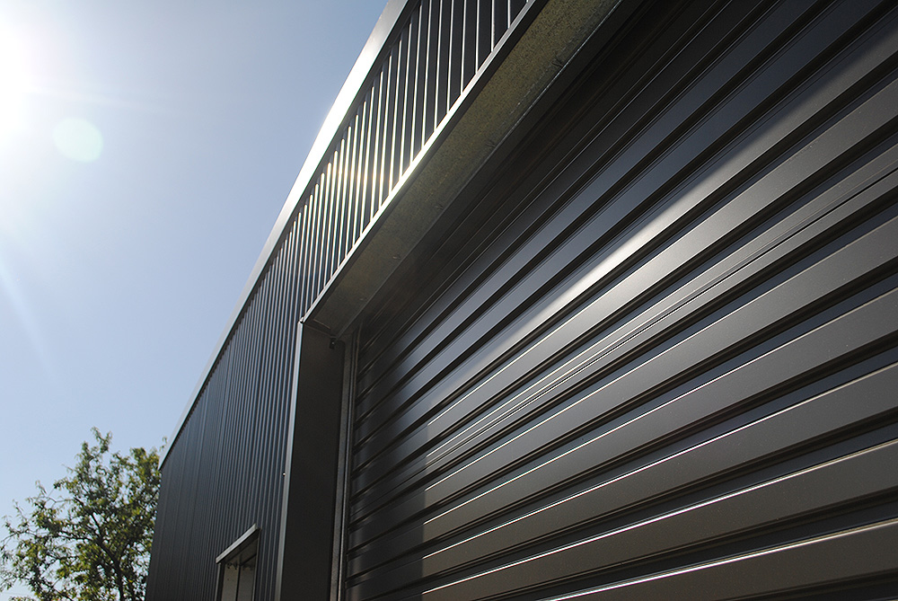 Build-Threads Garage: Exterior sheeting & doors